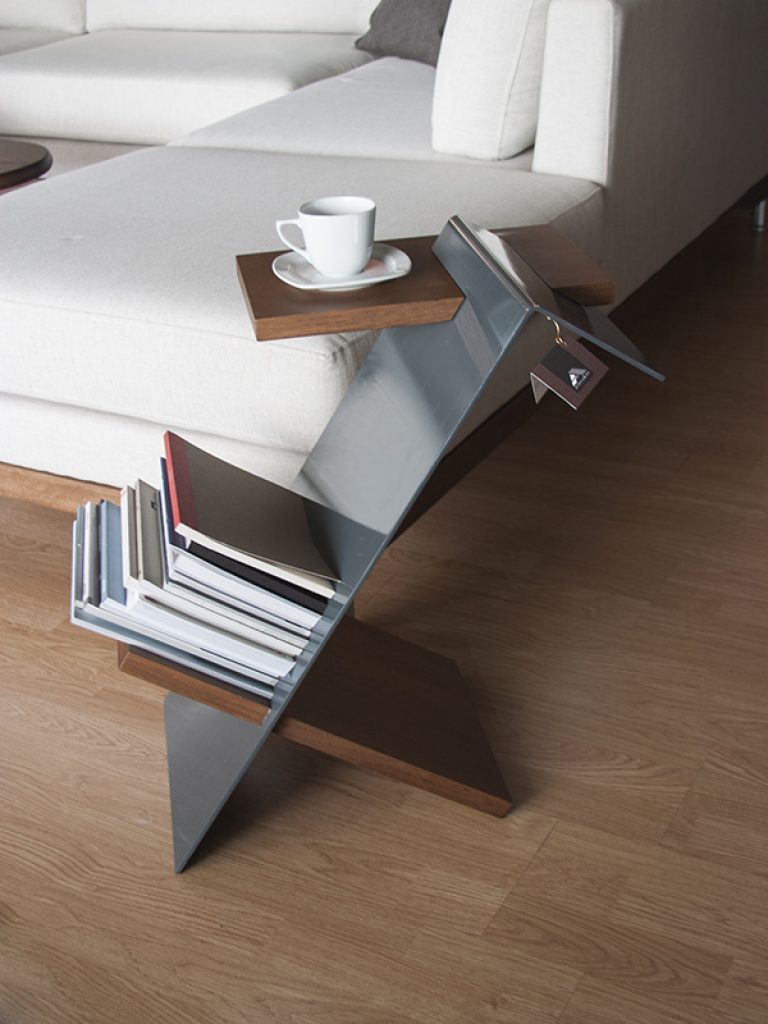 Βοηθητικό τραπέζι σαλονιού με ιδιαίτερο μοντέρνο σχεδιασμό 