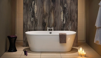 Πάνελ που φέρνουν την όψη όμορφων και πολύτιμων υλικών στο μπάνιο μας.
