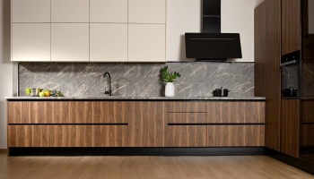 Οι πάγκοι κουζίνας του  Όμιλου  Alfa Wood Group “μαγειρεύουν” με επιτυχία την καινοτομία, το μοντέρνο design και την αειφορία με βιώσιμες πρακτικές.